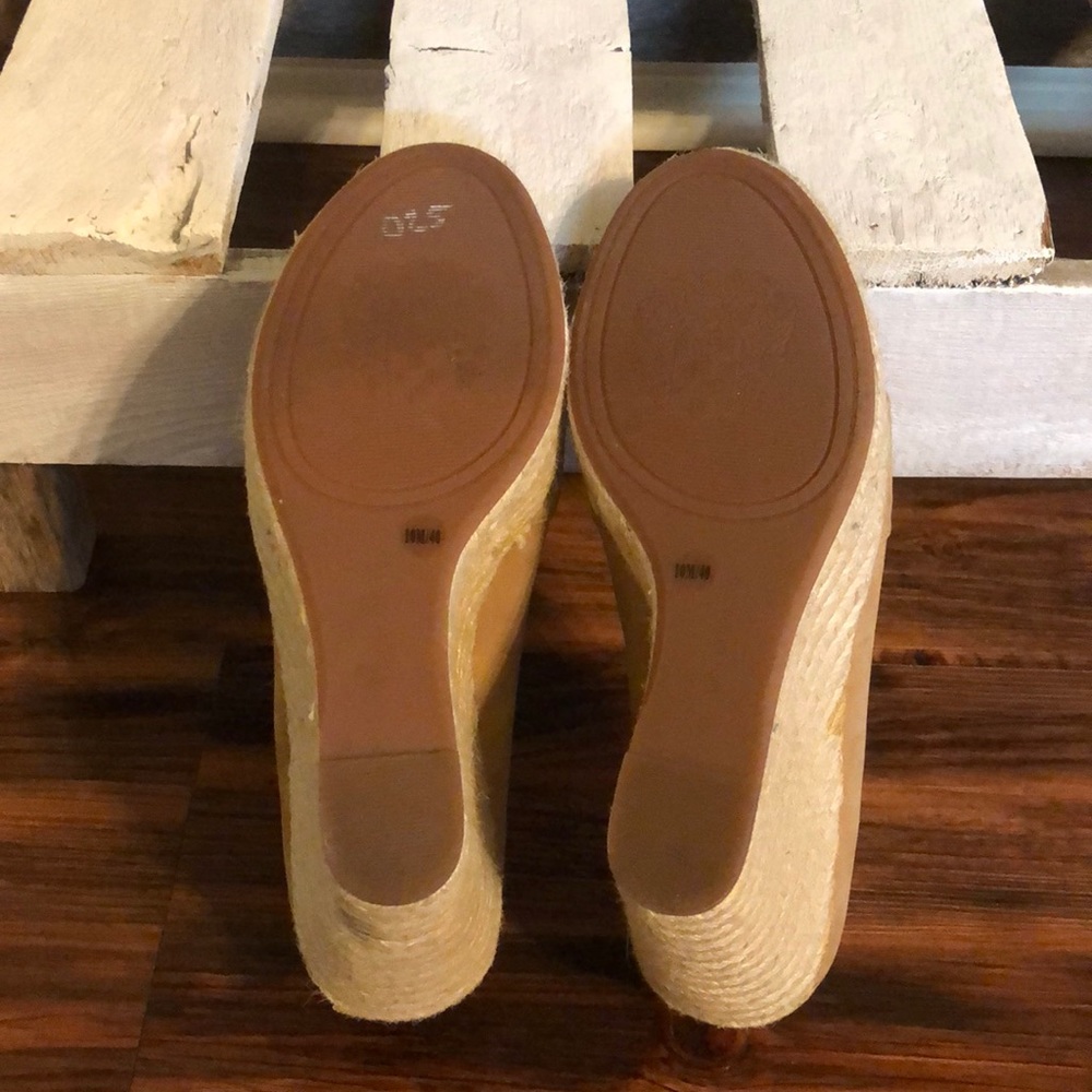 Vince Camuto Natural Wedges - Picture 3 of 8